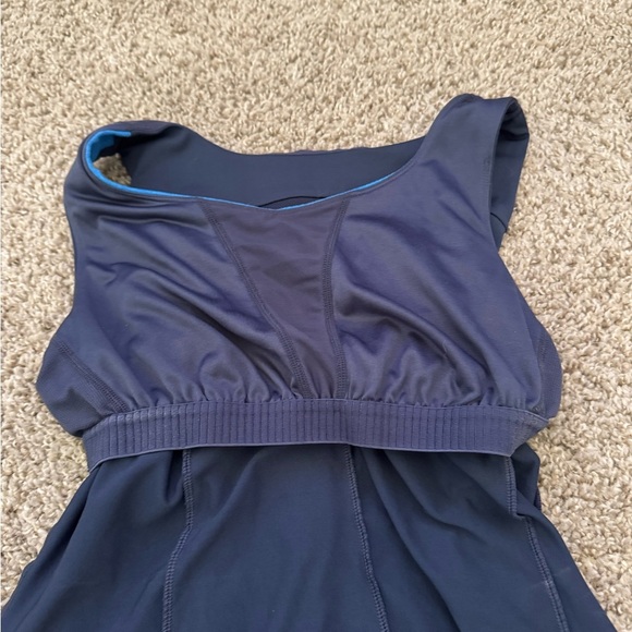 Wilson Women's Tenniscore Blue Activewear Tank Top Size Small Built In Bra - Picture 4 of 4